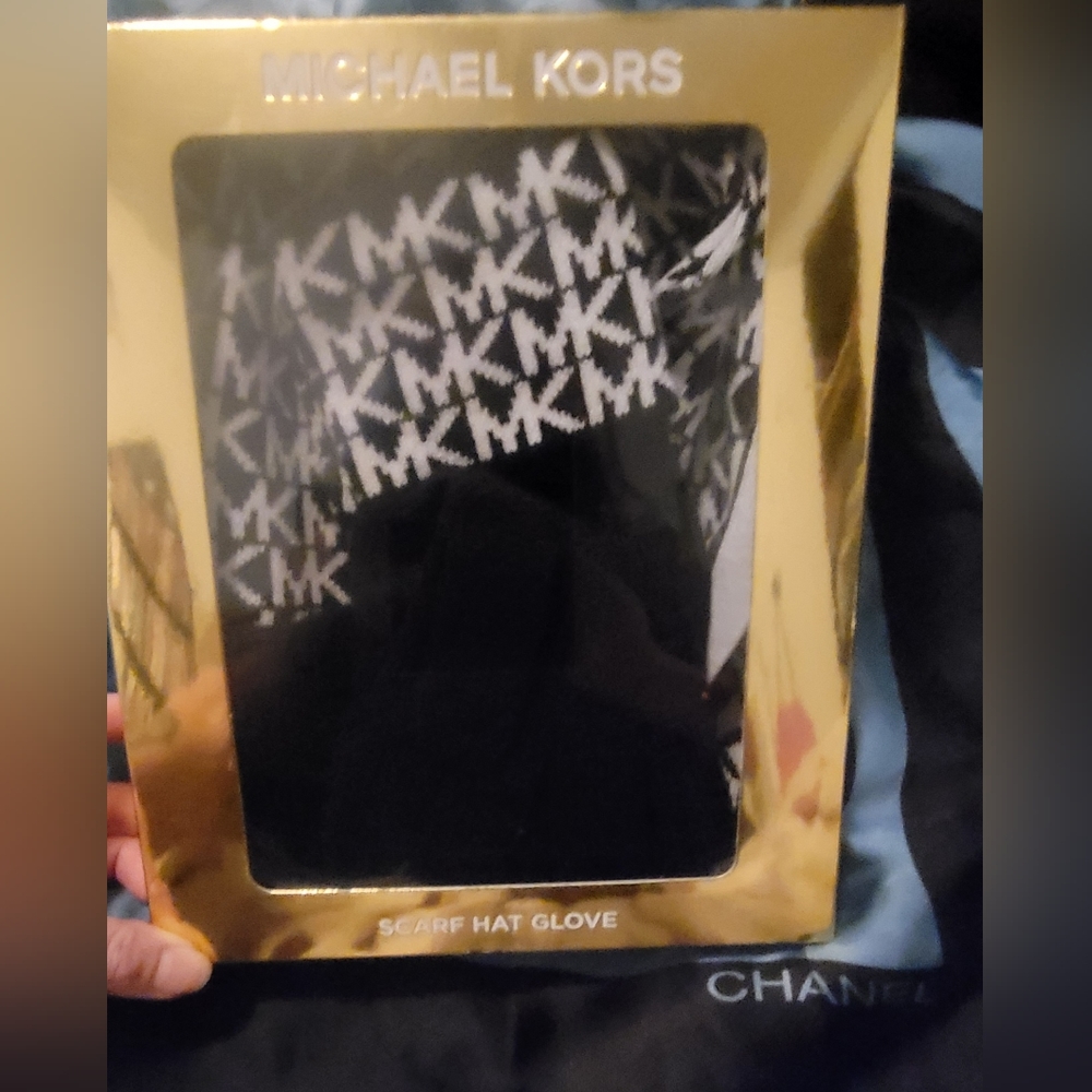 Michael Kors , Scarf ,beanie, gloves NWT - Picture 2 of 3